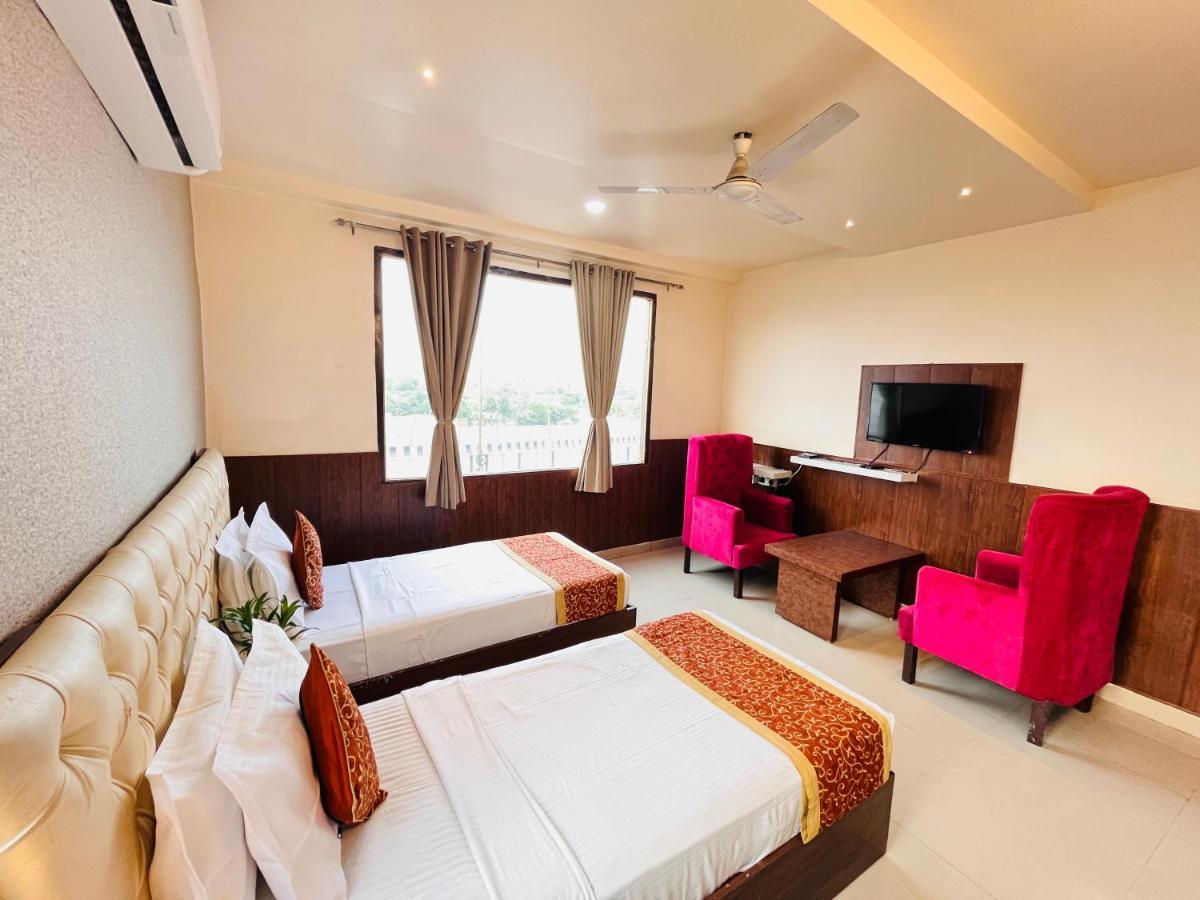 Hotel The Leaf - Gomti Nagar Лакнау Екстериор снимка