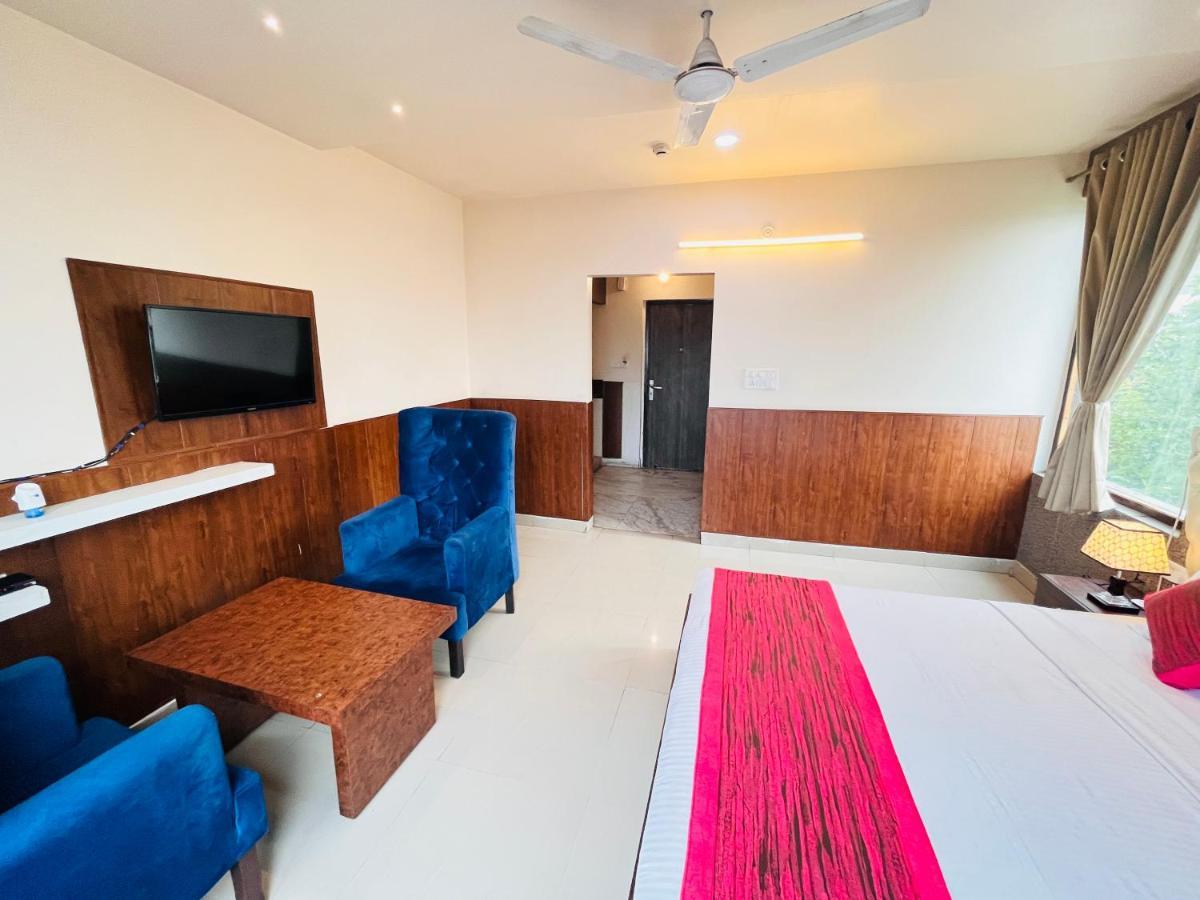 Hotel The Leaf - Gomti Nagar Лакнау Екстериор снимка