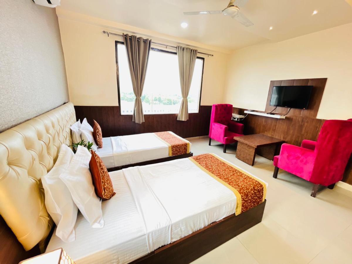 Hotel The Leaf - Gomti Nagar Лакнау Екстериор снимка