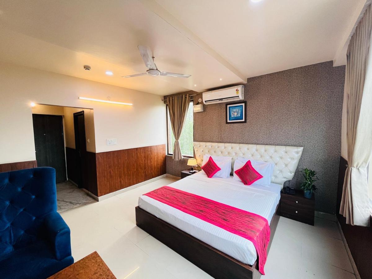 Hotel The Leaf - Gomti Nagar Лакнау Екстериор снимка