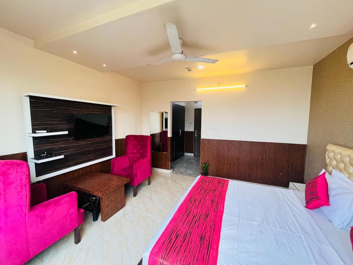 Hotel The Leaf - Gomti Nagar Лакнау Екстериор снимка